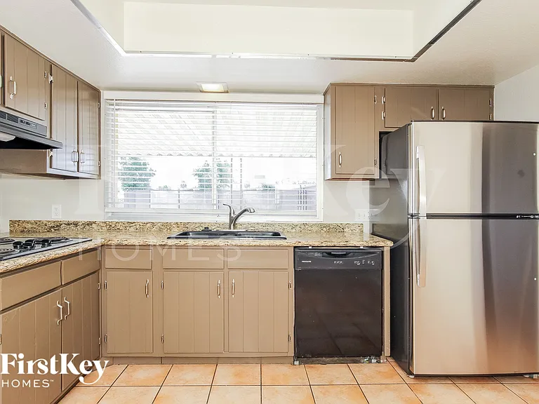 3301 W Mountain View Rd — Photo 8