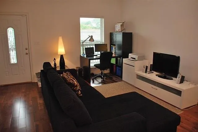 3 bed, 3.0 bath, 2112 sqft, $3,750 — Photo 4