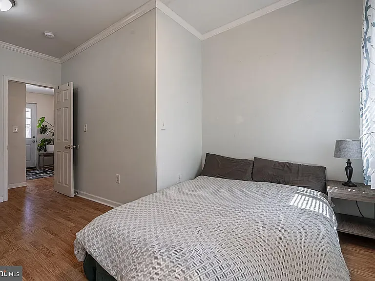 2209 E Harold St — Photo 4