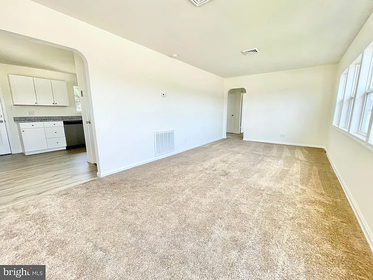 1416 S Governors Ave — Photo 4