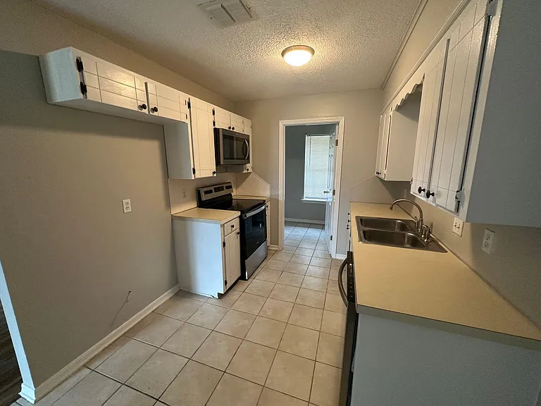 2426 Brookhaven Dr — Photo 3