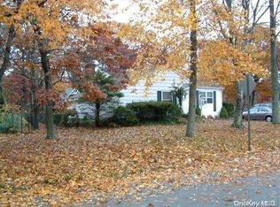 83 School St, Hampton Bays, NY 11946