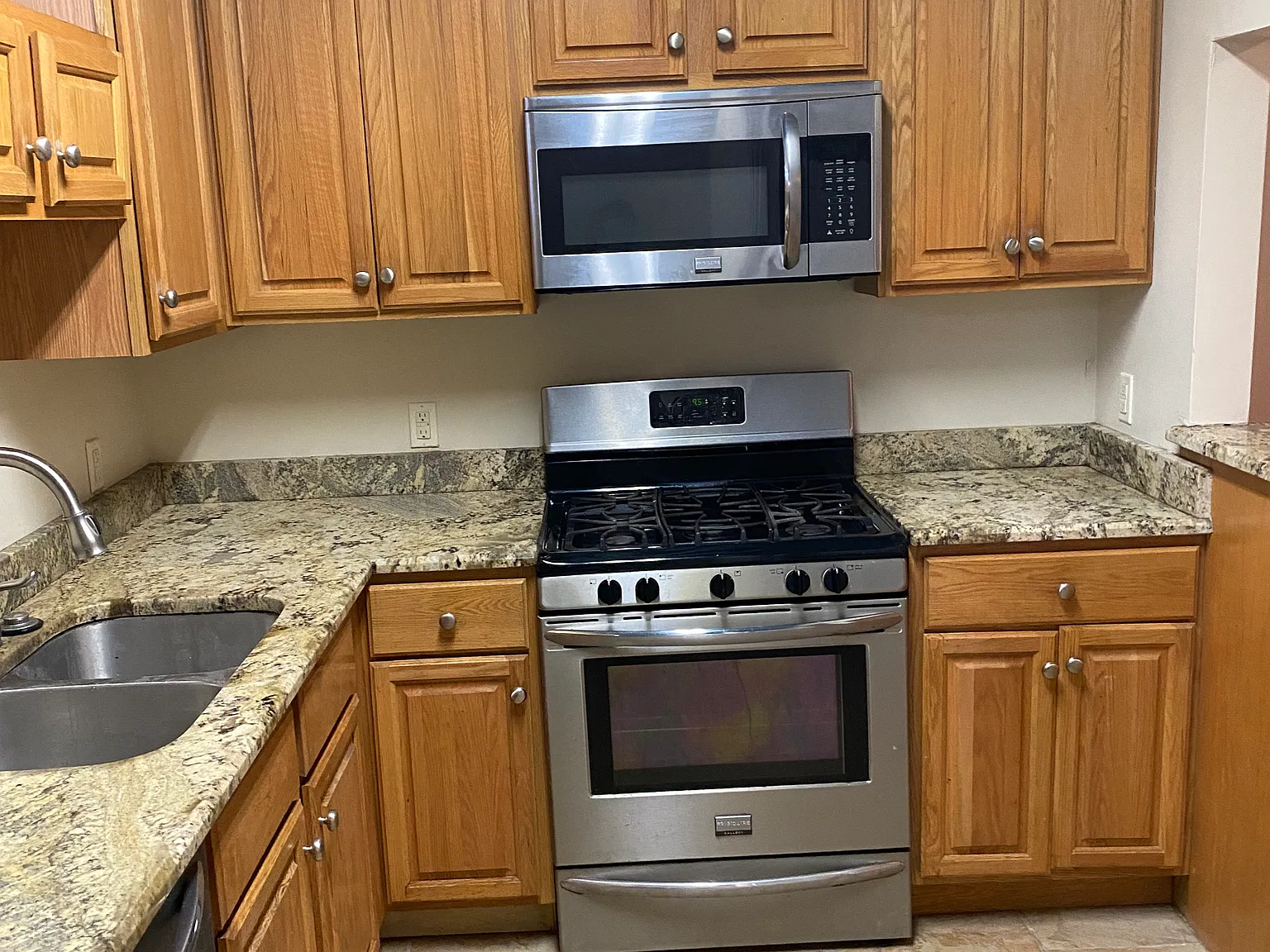 2 bed, 1000 sqft, $1,850 — Photo 3