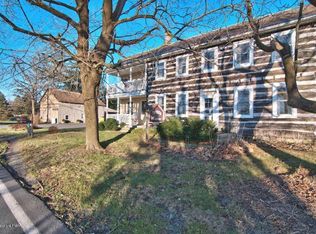 526 Weir Mountain Rd, Gilbert, PA 18331