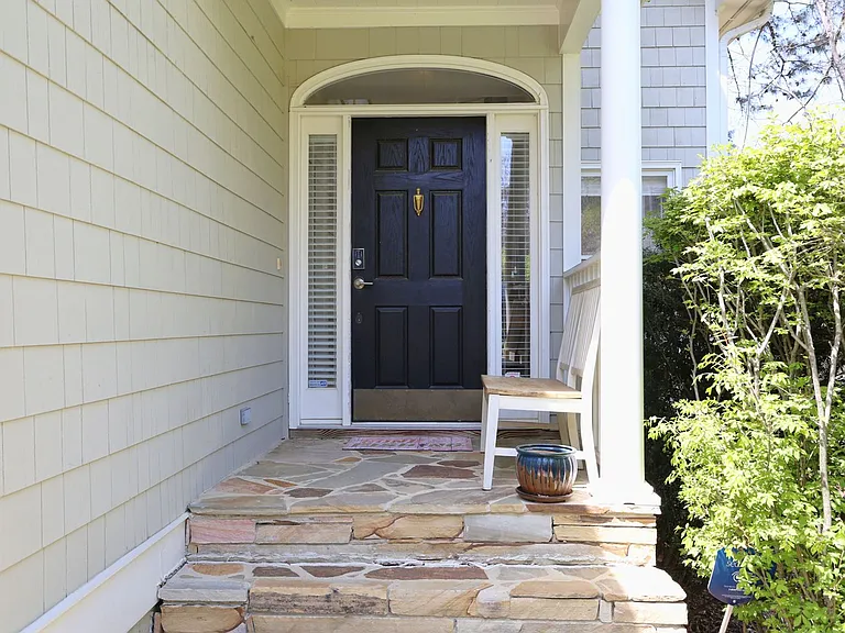 323 Columbia Pl NE — Photo 1