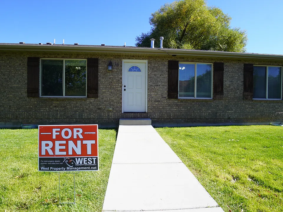 3 bed, 1.0 bath, 1092 sqft, $1,550