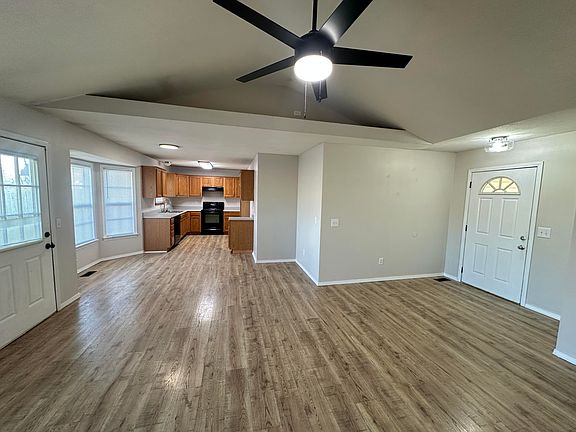 4th image of 630 N Cottonwood Avenue