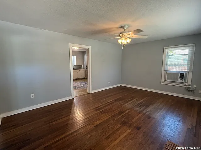 2 bed, 1.0 bath, 896 sqft, $1,300 — Photo 3