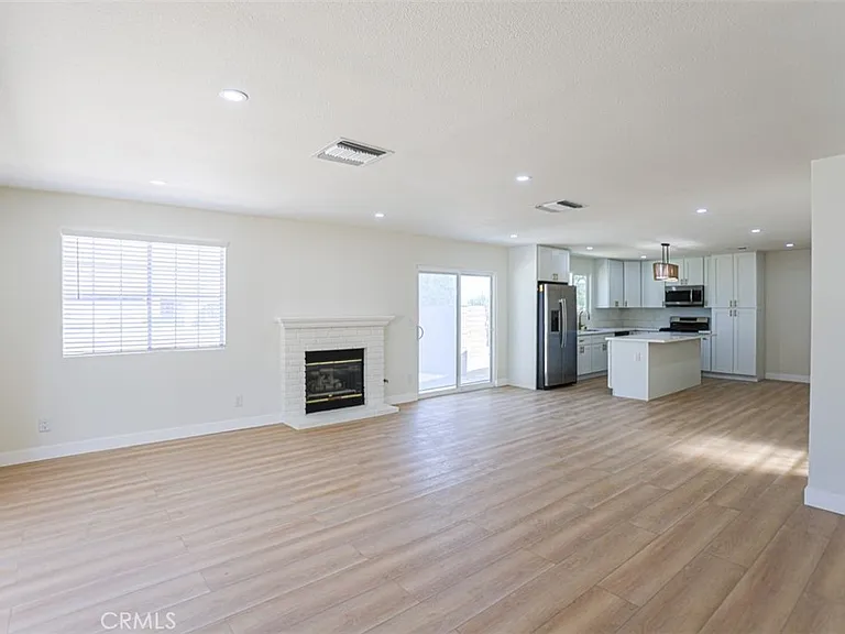 2452 E Brenda St — Photo 5