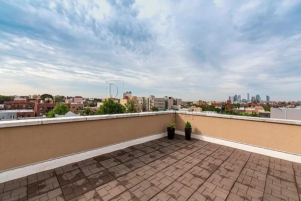 Rented by Bouklis Group | media 19