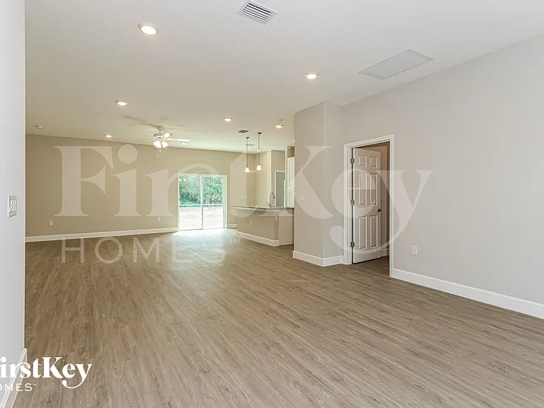 514 Warwick St SE — Photo 2