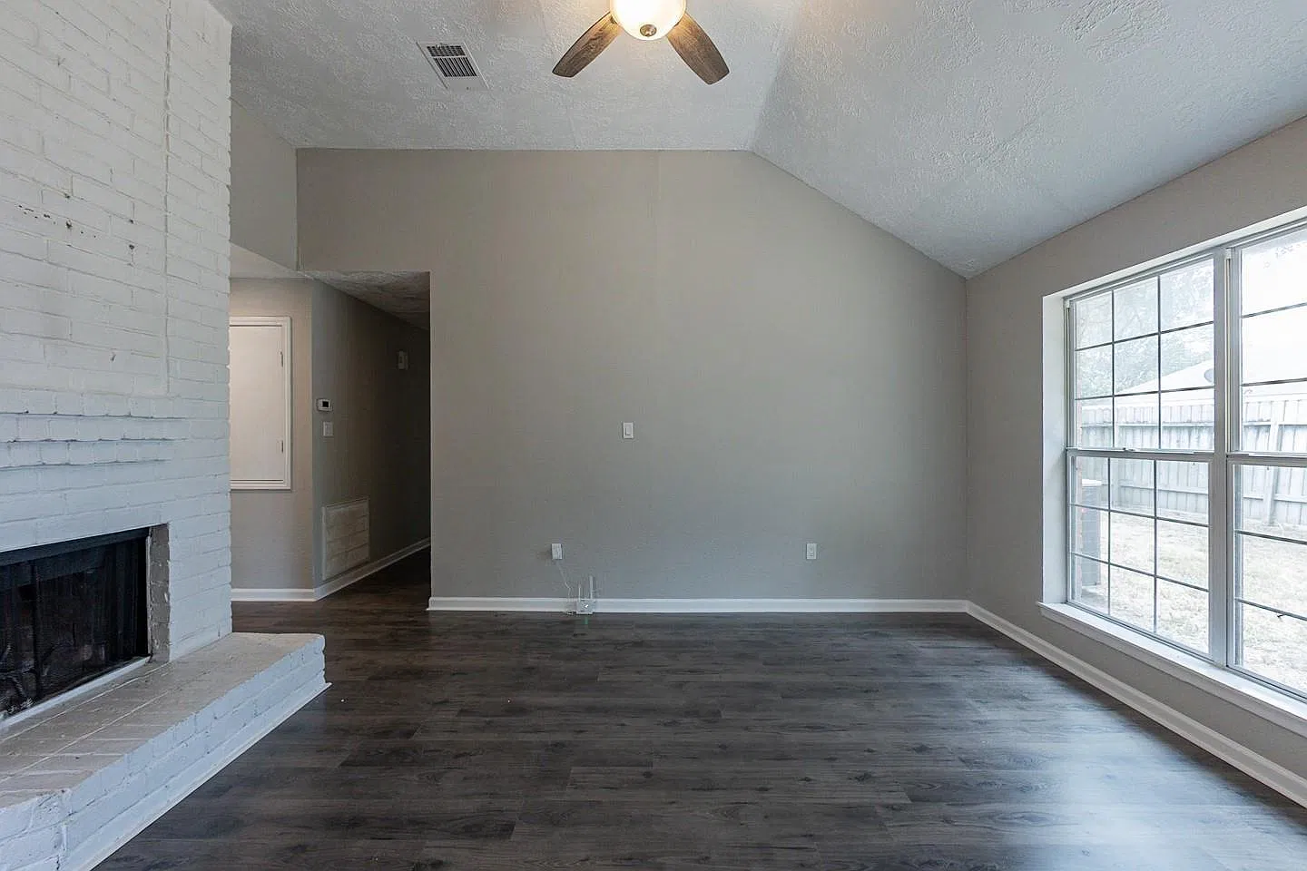 3 bed, 2.0 bath, 1305 sqft, $1,975 — Photo 3