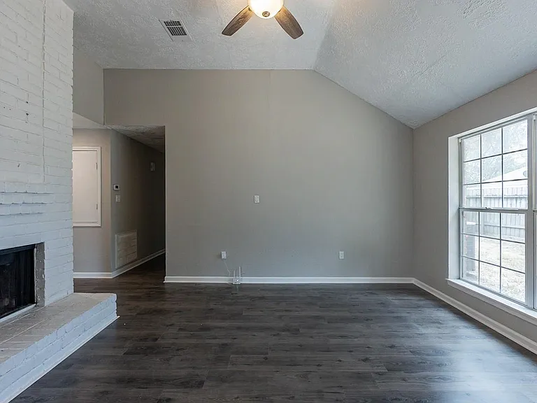 2721 Carson Dr — Photo 3