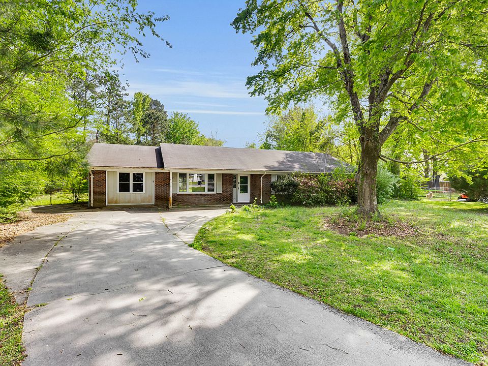 1st image of 104 E Lariat Ln