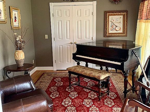 Living room/music room