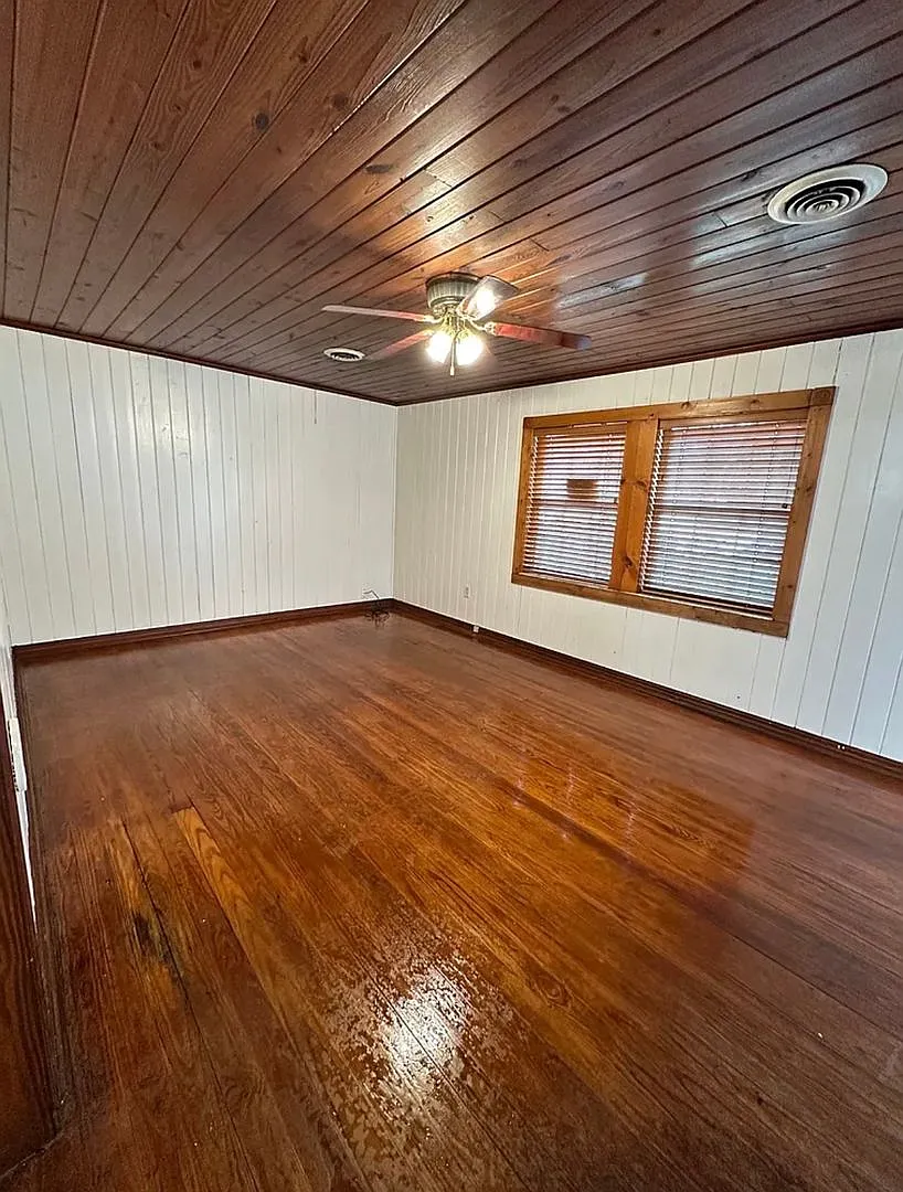 2 Bedrooms | 1 Bathroom | Approx. 962 Sq. Ft. — Photo 2