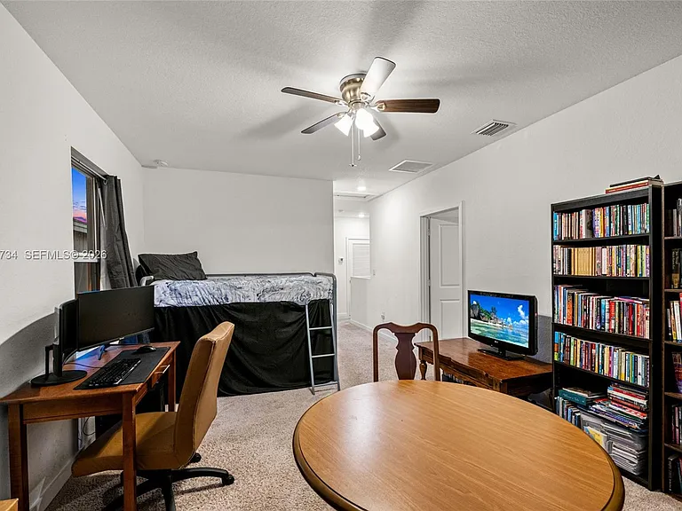 525 NE 6th Pl — Photo 23