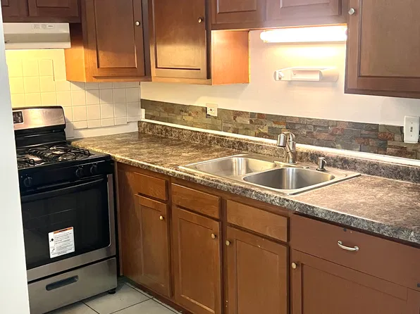 8127 Waterbury Ct APT 205, Woodridge, IL 60517