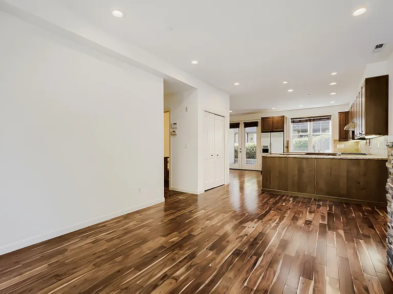 303 Bellevue Way SE — Photo 8