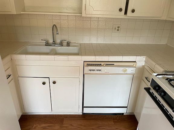 3rd image of 1426 S Barrington Ave