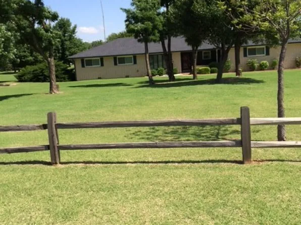 626 Cottonwood Ln, Enid, OK 73701