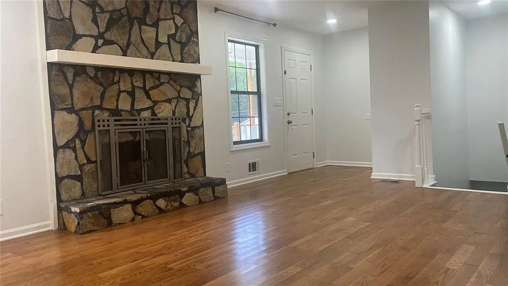 3 bed, 2.0 bath, 1296 sqft, $2,000 — Photo 4