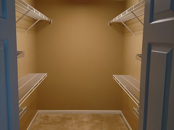 4th image of 745 Windsor Ln