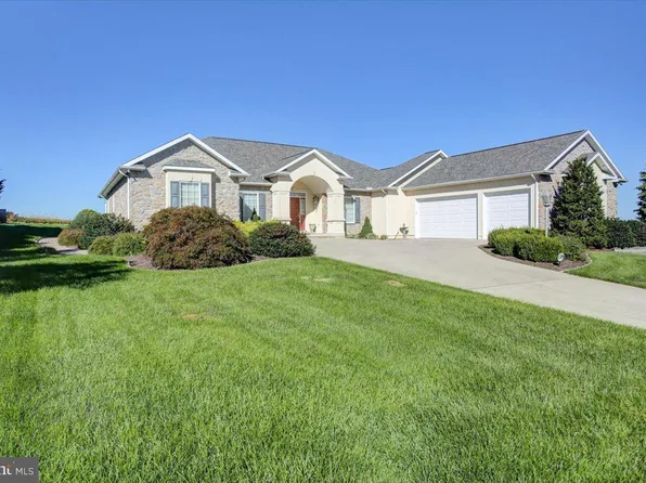 145 Moonlight Dr, Greencastle, PA 17225