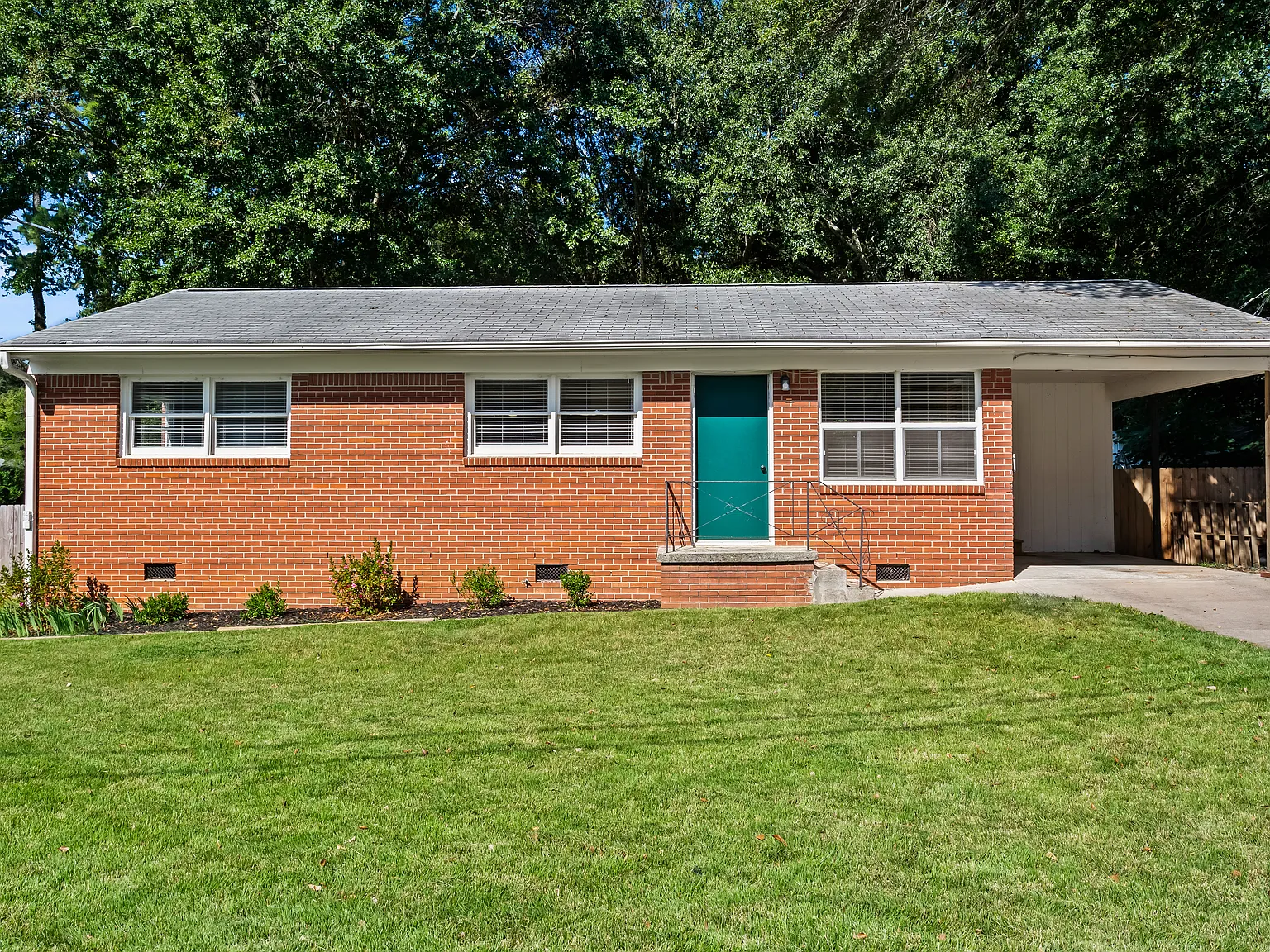 3 bed, 1088 sqft, $1,900 — Photo 1