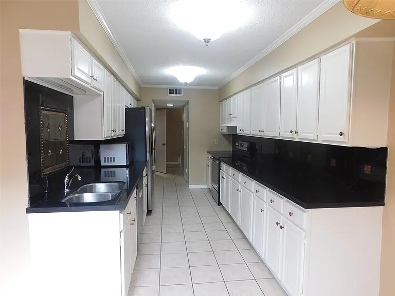 472 N Post Oak Ln — Photo 13