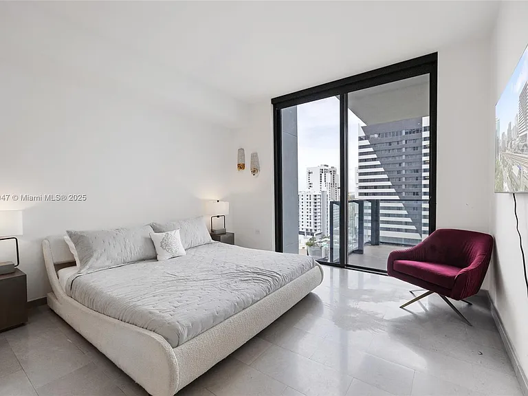 88 SW 7th St #1010 — Photo 3