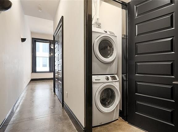 5th image of 419 Carondelet St Ste 202