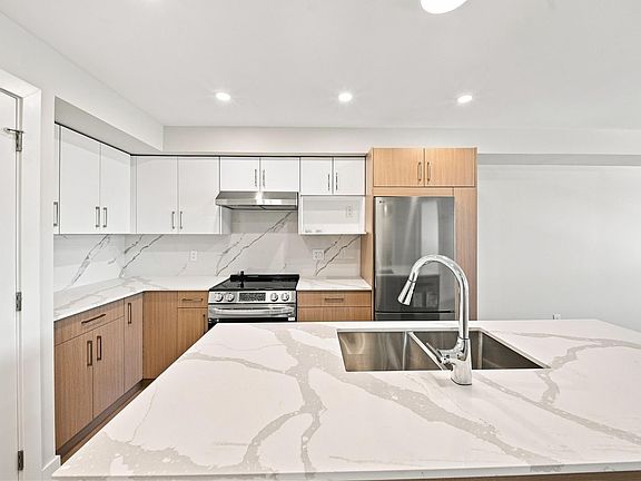 5th image of 171 Jensen Ave W #301