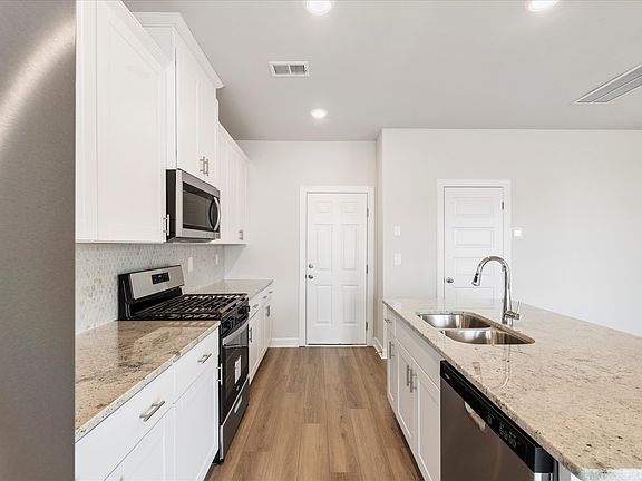 Welcome to the Dallas floorplan at Village White Pine.