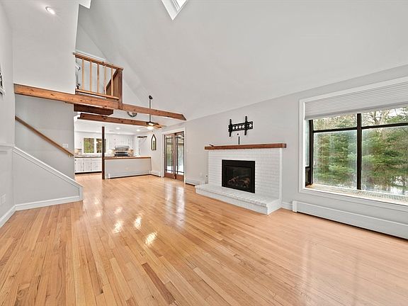 3rd image of 12 Herring Brook Ln