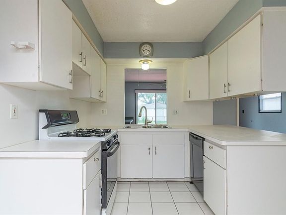 5th image of 38557 Lawrence Ct