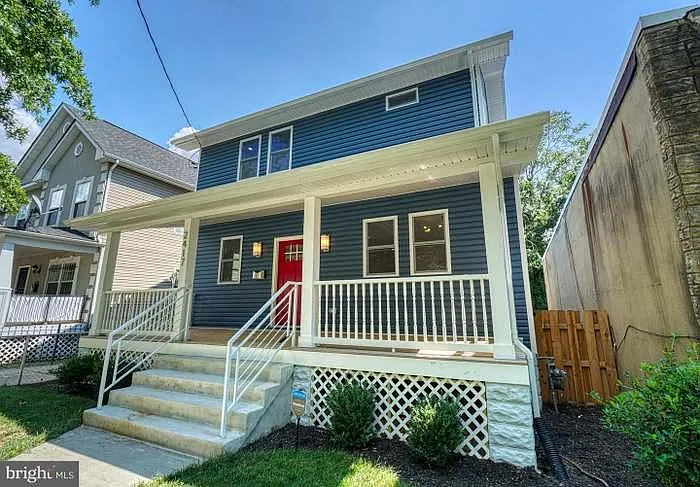 2417 Franklin St NE photo 1