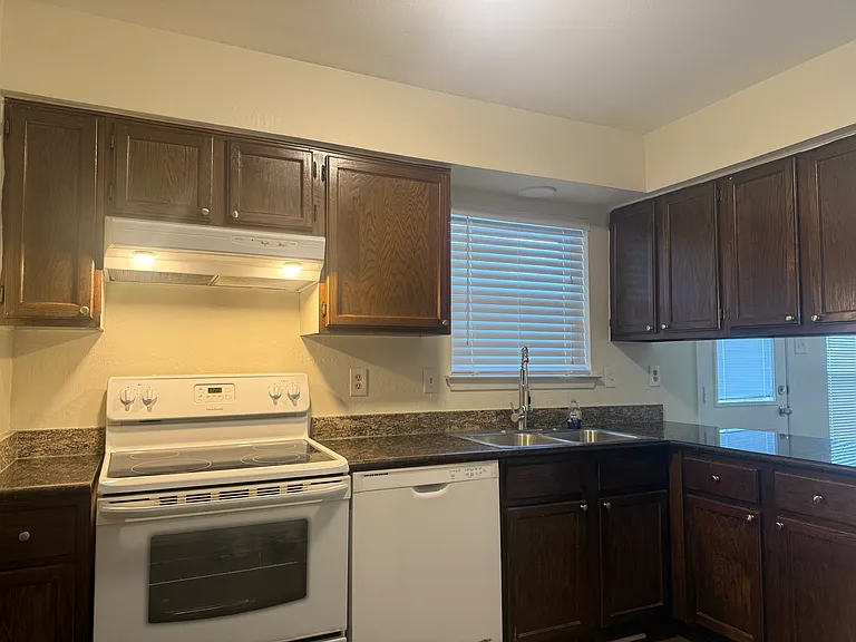 2110 Lee St #A — Photo 4