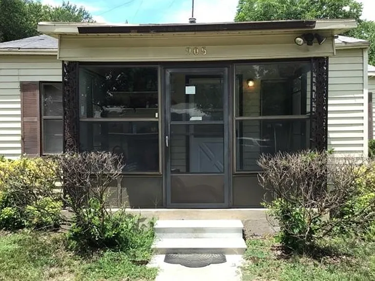 905 E Sycamore St — Photo 1