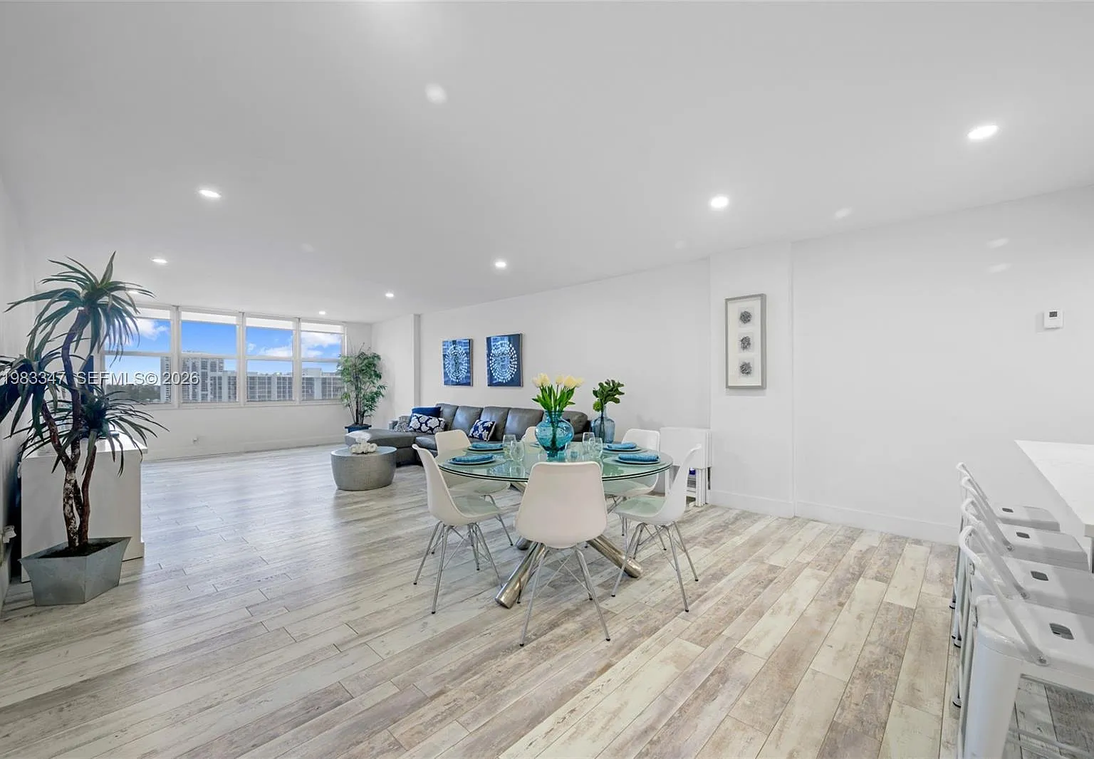 Sea Air Towers Condo — Photo 4
