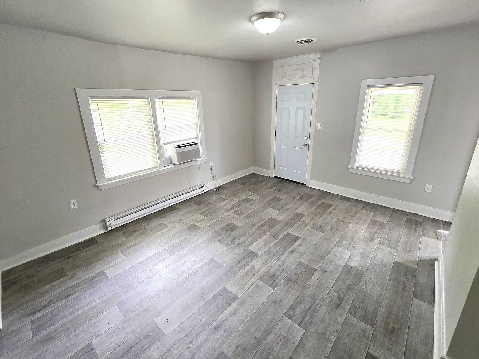 4 bed, 1.0 bath, 1104 sqft, $1,495 — Photo 2