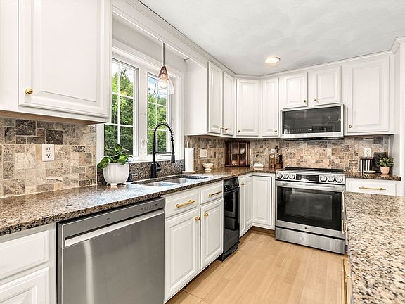 5th image of 210 Jones Hill Rd