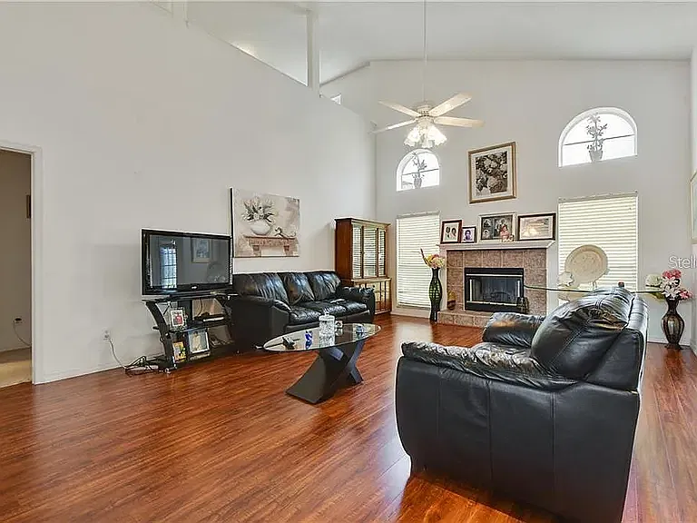 4 bed, 2.5 bath, 2059 sqft, $3,100 — Photo 4