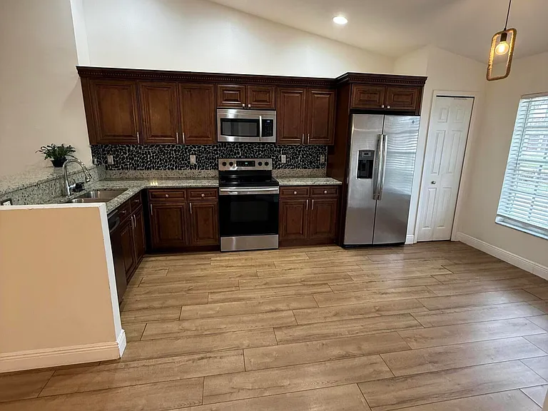 249 NE Glentry Ave — Photo 6