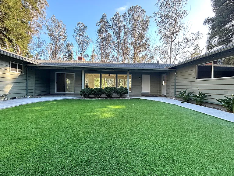 221 Gillette Rd — Photo 2