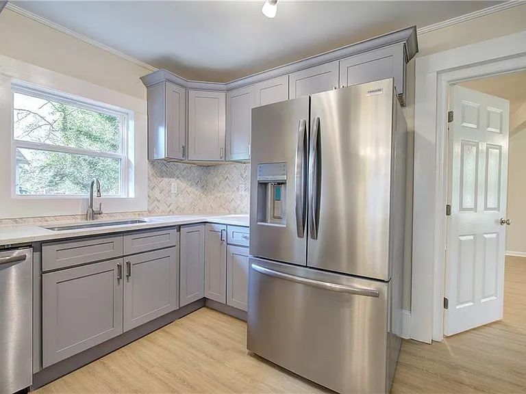 415 E 10th St SE — Photo 18