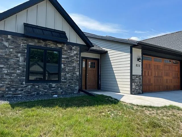 825 Bridle Ln — Photo 1