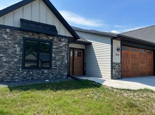 825 Bridle Ln, La Crescent, MN 55947