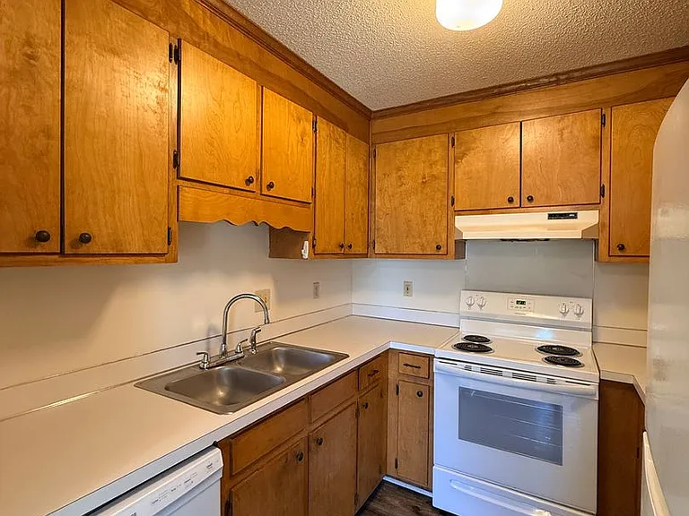 Ivy Court Apartments — Photo 13