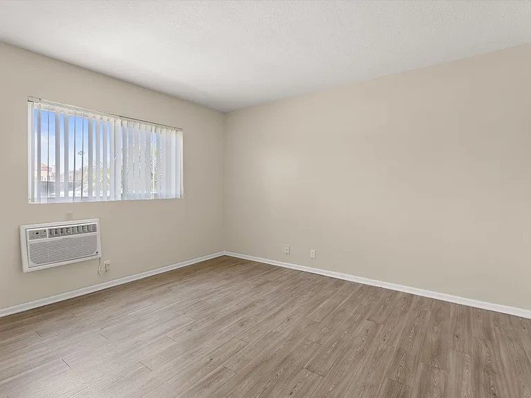 School Circle Apartments - Riverside, CA — Photo 15